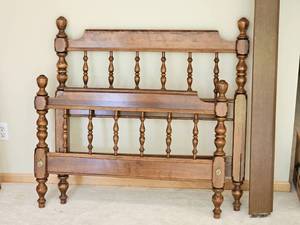 lot 12 image: Ethan Allen Heirloom Spindle Twin Heardboard