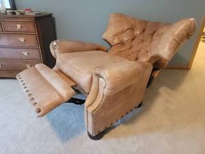 lot 189 image: Luxurious Tacked Tufted Oversized Leather Recliner