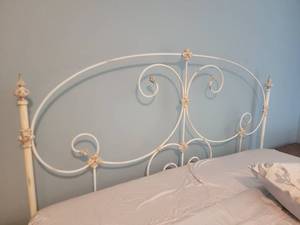 lot 43 image: Charming Provincial White Twisted Metal Queen Bed Set