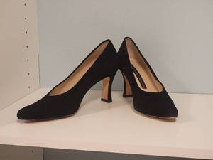 lot 36F image: Anne Klein Suede Pump Heels - Size 8M
