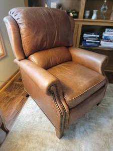 lot 4 image: Luxurious Tacked Leather Recliner - Light Brown