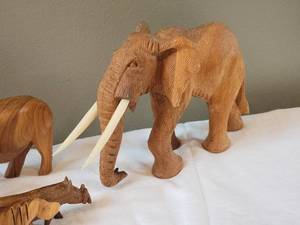 lot 40 image: Exotic Handcarved African Wildlife Figures - (5)