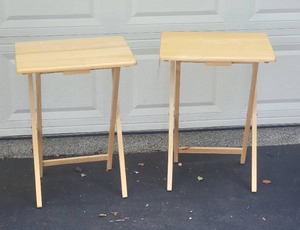 lot 186 image: Blonde Wood TV Tray Set with Rolling Stand