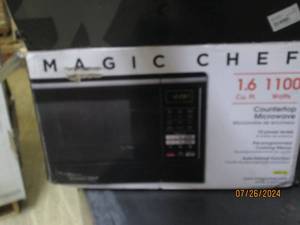 lot 11 image: Magic Chef 1.6 cu. ft. 1100-Watt Microwave Oven - Black