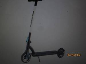 lot 21 image: GlareWheel ES-S8 36V Electric Scooter