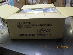 lot 26 image: bostitch heavy duty hole punch