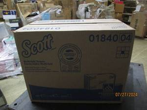 lot 29 image: case of 4000 scott mutlifod towels white