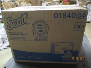 lot 30 image: case of 4000 scott mutlifod towels white