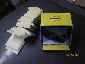 lot 94 image: post it note dispenser and posti its