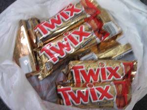 lot 607 image: 12- 1.79 oz Twix Bars...