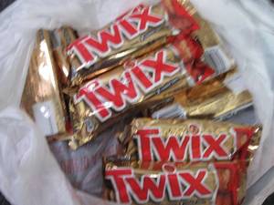 lot 608 image: 12- 1.79 oz Twix Bars...