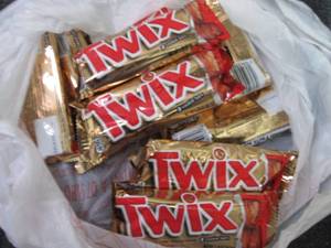 lot 609 image: 12- 1.79 oz Twix Bars...