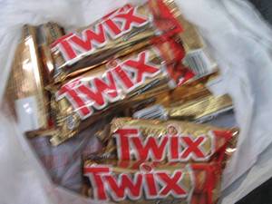 lot 610 image: 12- 1.79 oz Twix Bars...
