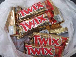 lot 611 image: 12- 1.79 oz Twix Bars...