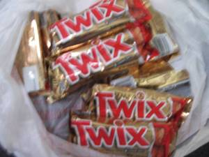 lot 612 image: 12- 1.79 oz Twix Bars...
