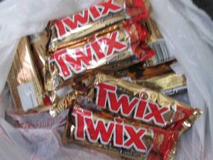 lot 613 image: 12- 1.79 oz Twix Bars...