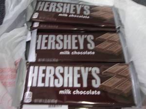 lot 622 image: 12- 1.55 oz Hersheys Bars...