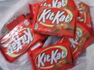 lot 624 image: 12- 1.55 oz KitKat Bars...