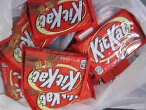 lot 625 image: 12- 1.55 oz KitKat Bars...