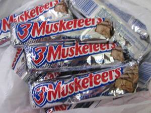 lot 628 image: 12- 1.92 oz 3 Musketeer Bars...