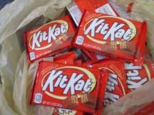lot 637 image: 12- 1.55 oz KitKat Bars...