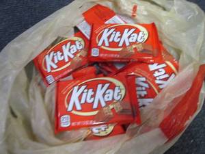 lot 643 image: 12- 1.55 oz KitKat Bars...