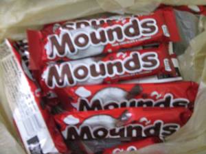 lot 648 image: 12 -1.75 oz Mounds Bars...