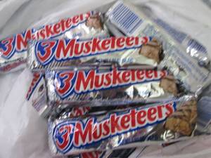 lot 630 image: 12- 1.92 oz 3 Musketeer Bars...