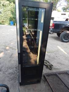lot 5 image: Wittern Model 3162 Cold Food Satellite Vendor Machine