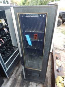 lot 7 image: Wittern Model 3162 Cold Food Satellite Vendor Machine