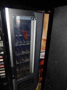 lot 11 image: Wittern Model 3162 Cold Food Satellite Vendor Machine