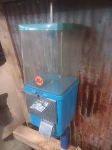 lot 15 image: Vintage 25c Quarter CandyPeanut Vending Machine