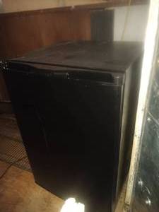 lot 16 image: Haier Mini Fridge