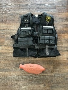 lot 89 image: Golds Gym weighted vest & 5 LB muscle weight
