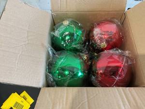 lot 332 image: 8PCS Jenaai Large Christmas Ball Ornaments Christmas Ball Shiny Ornament