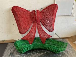 lot 339 image: Best Choice Products Pre-Lit Outdoor Christmas Wreath Decoration