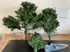 lot 350 image: SHareconn Prelit Premium Artificial Hinged Christmas Tree