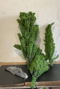 lot 352 image: Senjie Artificial Christmas Tree