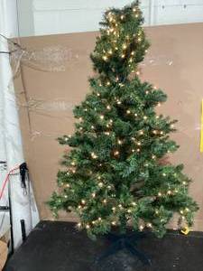 lot 518 image: 7.5 Artificial Pre-lit Christmas Tree