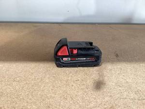 lot 585 image: Milwaukee M18 18 Volt Lithium Ion 2.0Ah Redlithium Battery