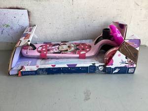 lot 417 image: Disney Minnie 3-Wheel Lights and Sounds Tilt n Turn Scooter for Girls, Ages 3 Years Up, Pink, by Huffy