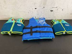 lot 372 image: LOT OF 3 Life Jackets