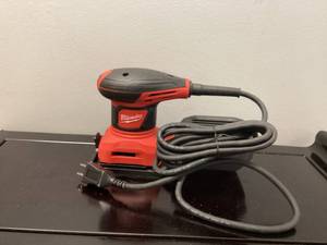 lot 79 image: Milwaukee 3 Amp 14 Sheet Corded Palm Sander-6033-21