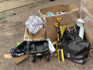 lot 463 image: Wholesale Pallet of Assorted Miscellaneous Items