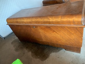 Wood trunk with 1 blanket