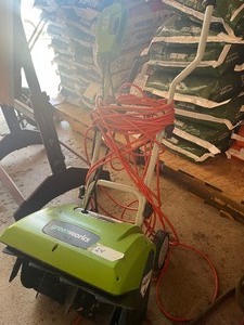 lot 24 image: Electric Snow blower