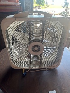 lot 33 image: box fan