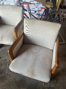 lot 32 image: Table with 4 Chairs