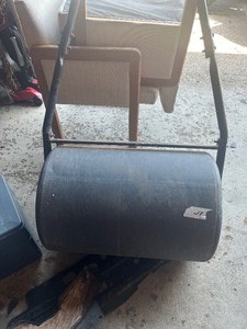 lot 35 image: lawn roller