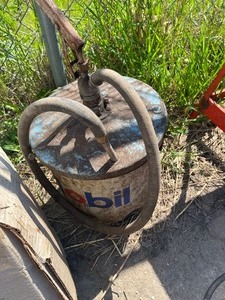 lot 49 image: Grease Pail with pump